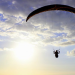 パラグライダーで空を飛ぶ夢や低空飛行する二つの夢占いの意味は？